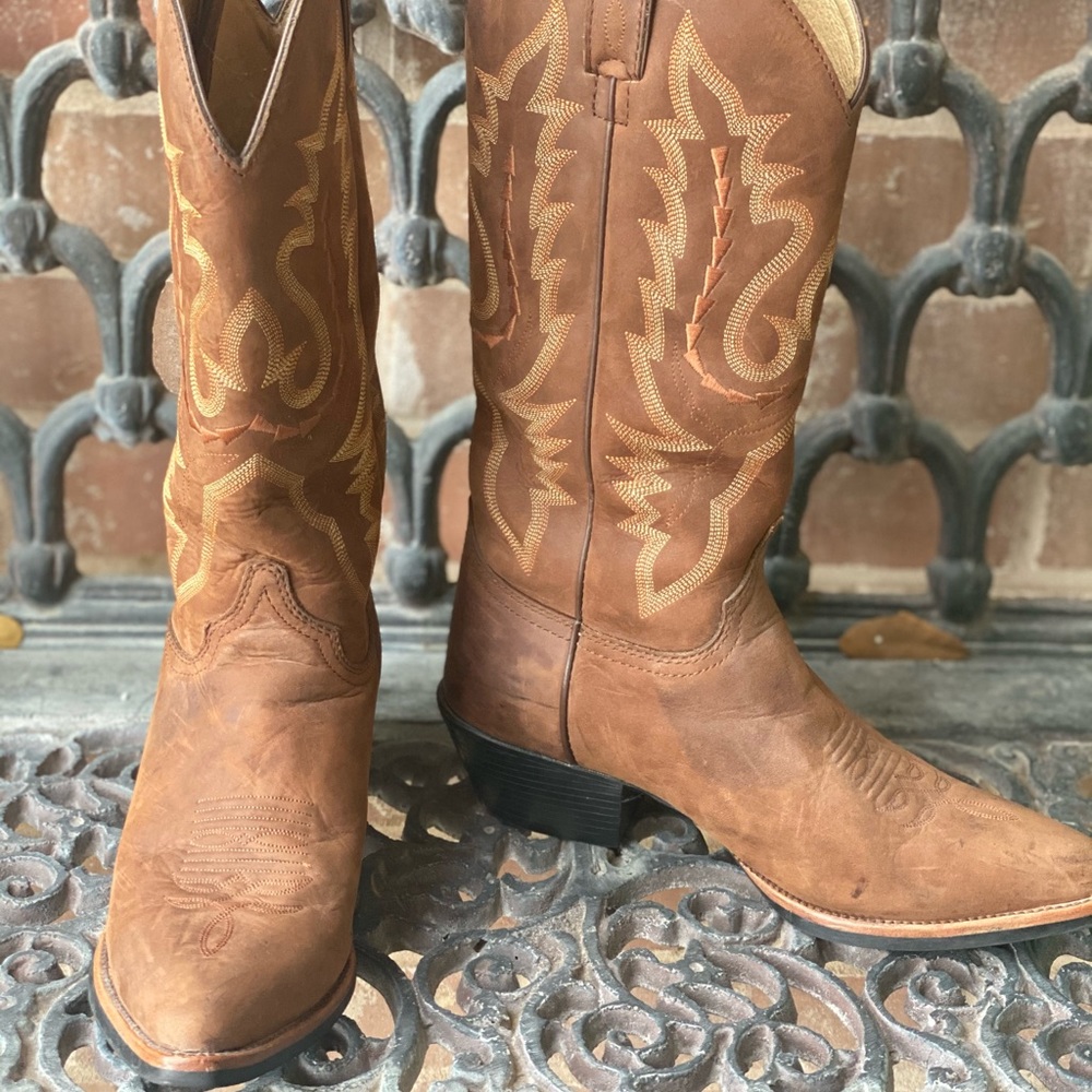 Justin boots style L4966. Size 8C. Used
